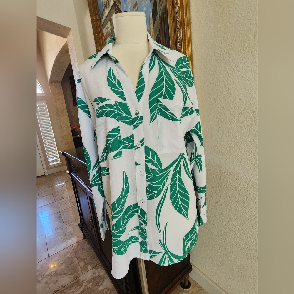 NWT- Step Into Spring Bold Green Leaf Pattern Shirt!🌿🌿 - Picture 3 of 10